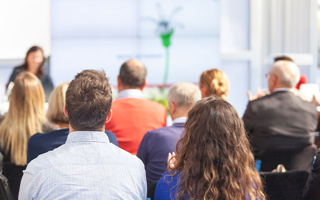 Asistentes en una conferencia sobre inteligencia emocional y desempeño humano